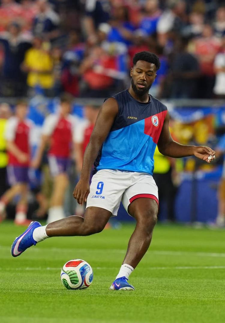 Jogador do Haiti precisou 'fugir da guerra' no Irã para poder jogar na Copa do Mundo; país enfrenta o Brasil