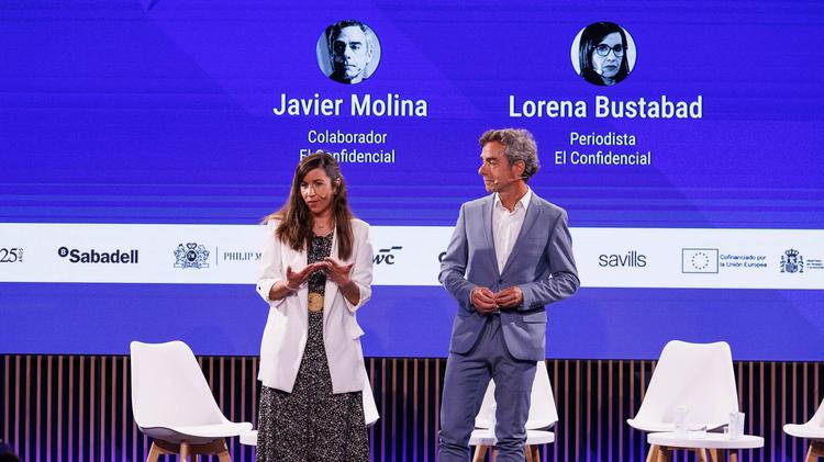 Lorena Bustabad y Javier Molina, colaboradores de El Confidencial, presentando el evento.