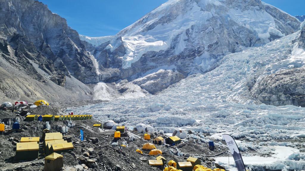 Au Népal, la Cour suprême ordonne de limiter le nombre d'alpinistes pouvant gravir l'Everest