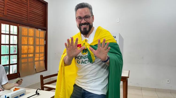 Alan Rick (Republicanos) vota em Rio Branco