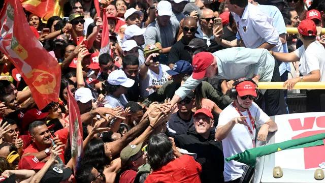 Apoiadores de Lula reagem a ataque de Flávio Bolsonaro sobre nove dedos
