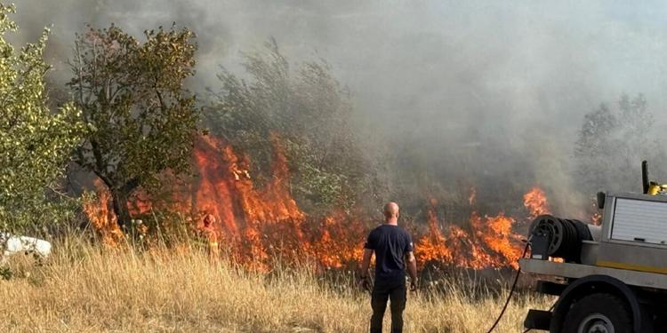 Caldo e vento alimentano gli incendi in Calabria, Canadair in azione: fiamme verso due villaggi turistici nel Catanzarese