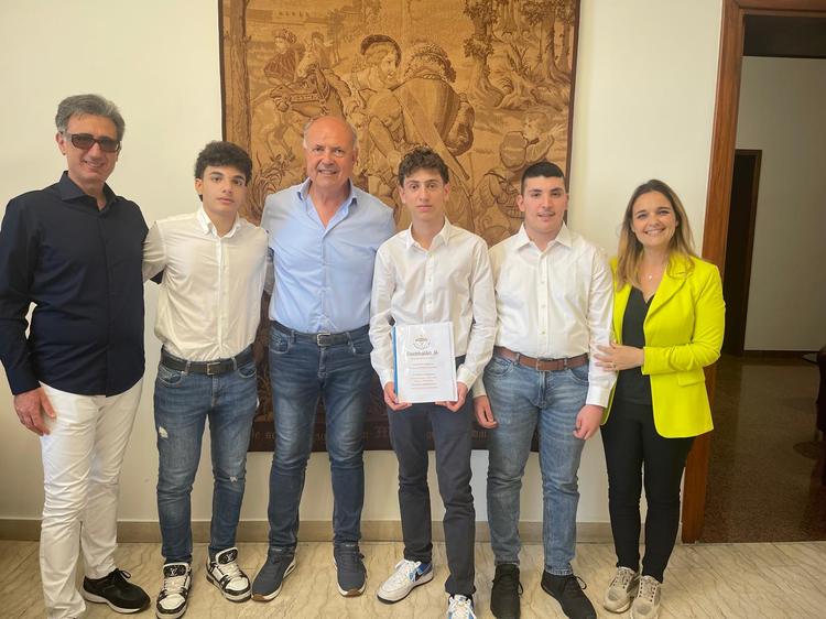 Il Sindaco Midili accoglie a Palazzo dell’Aquila la mini impresa “ElectricalArt_JA” dell'istituto "Majorana", campione regionale Sicilia 2026