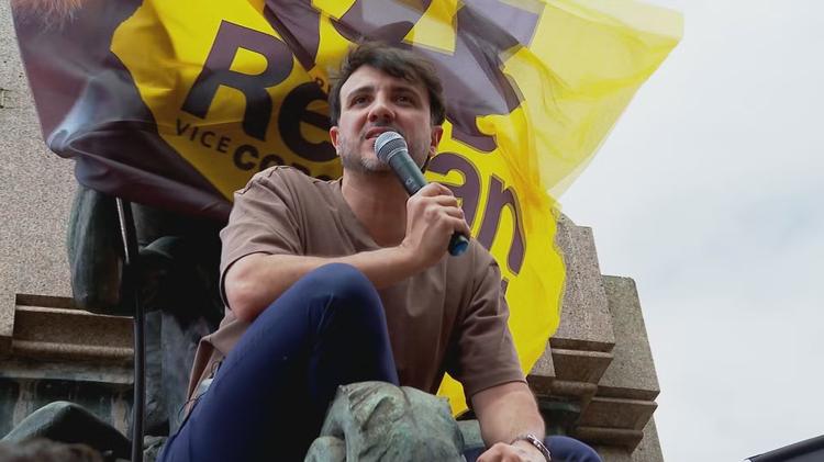 Renan Santos chega para votar em escola da Zona Sul de São Paulo