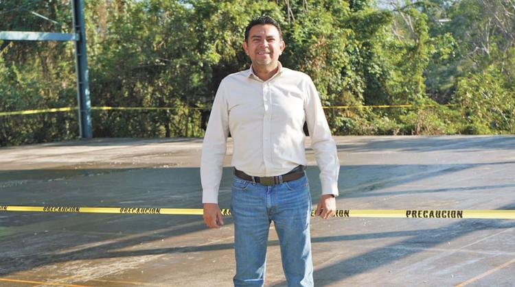 Orihuela entrega cancha multifuncional en Mazatepec