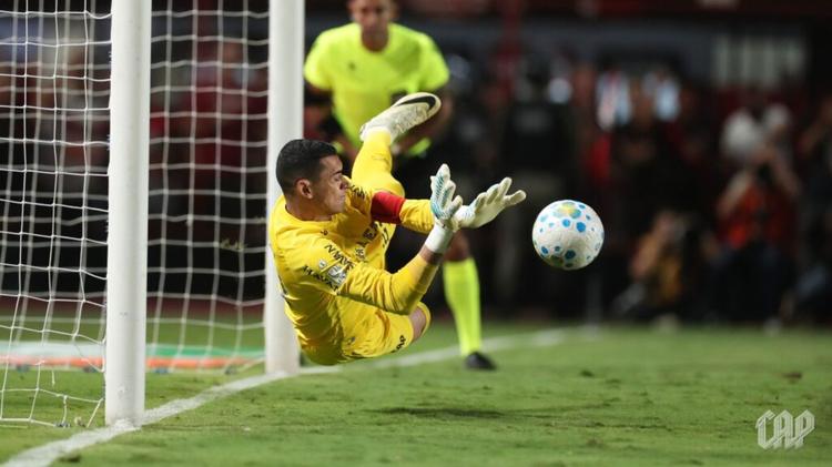 Athletico-PR avança na Copa do Brasil contra Atlético-GO