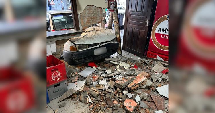 Após pegar carro sem autorização, homem embriagado colide em bar e é preso em Camboriú