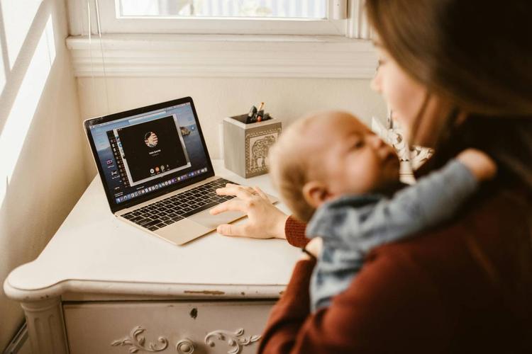 Save The Children, in Italia ha un impiego solo il 58,2% delle madri con figli in età prescolare