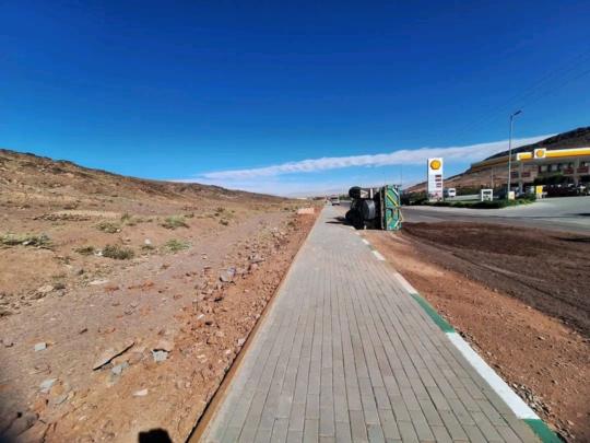 انقلاب شاحنة محملة بالرمل بجماعة ترميكت اقليم ورزازات + صور