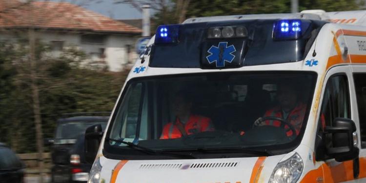 Usa il phon per asciugarsi i capelli e muore folgorata da una scarica elettrica a Pordenone