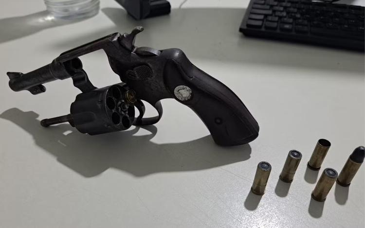 Homem agride e ameaça mulher com arma na frente da filha de 10 meses em Tobias Barreto