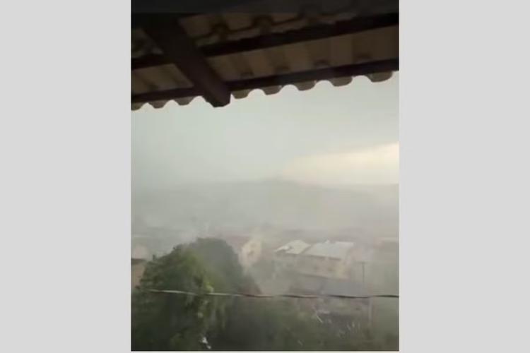 Temporal causa destelhamentos, alagamentos e interdita rua em Bom Jesus do Itabapoana