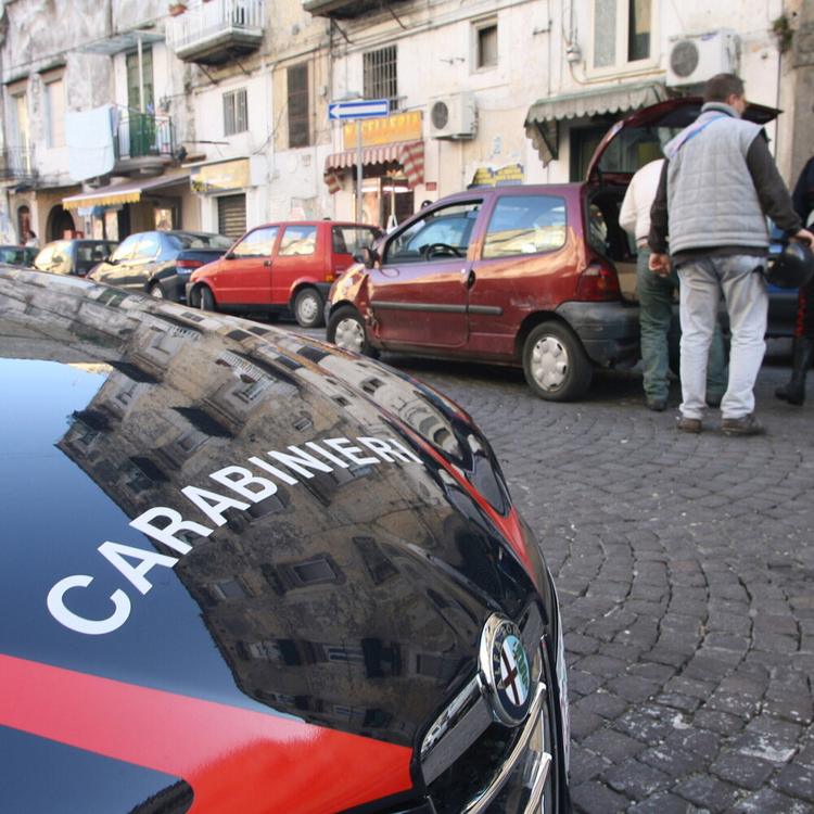 Punta l'auto a tutta velocità contro un uomo, ma travolge in pieno il figlio di soli 5 anni e fugge
