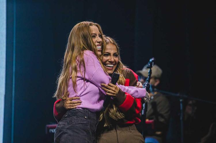 Julliany Souza anuncia “A Cristo Seja A Glória” em parceria com Gabriela Rocha