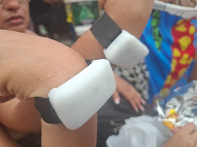 Fãs de Shakira recebem pulseiras perto da grade de show em Copacabana