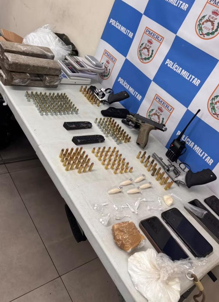 Três homens são presos com armas, munições e drogas em Volta Redonda