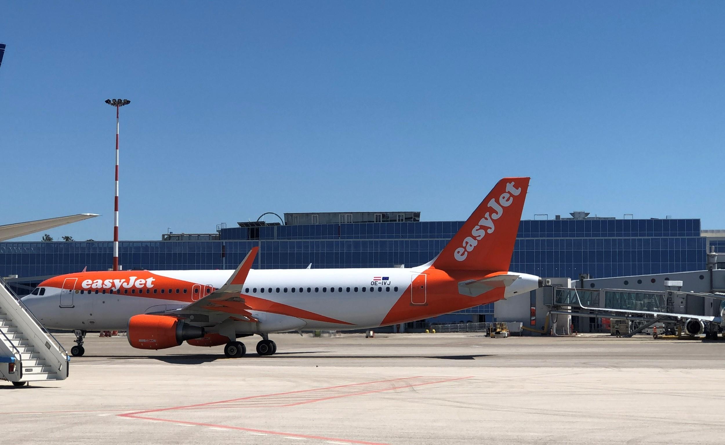 Disavventura sul volo EasyJet per Mykonos: il racconto di un passeggero: “Nessuna assistenza”