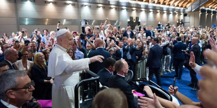 Il ritorno del Papa al Meeting 44 anni dopo Wojtyla: sessantamila in festa e l'appello di Leone, «smascheriamo i rapporti di potere»