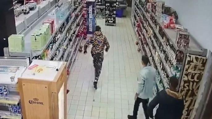 توقيف شخص عبث بمحتويات متجر معروف “احتجاجا” على بيع المشروبات الكحولية بتطوان