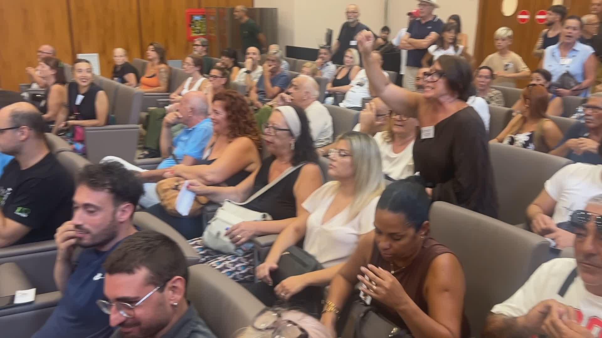 Pozzuoli, tensione alle stelle al consiglio comunale. Gli sfollati: “Vogliamo le nostre case”
