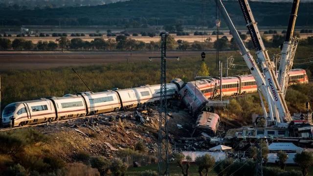 Trem que colidiu na Espanha trafegava entre 160 e 200 km/h, diz relatório preliminar