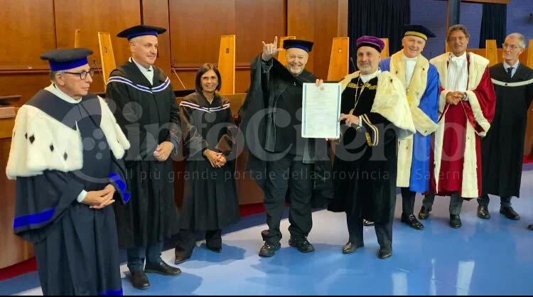 Unisa, Dottorato Honoris Causa a Vasco Rossi: l’Ateneo premia la star del rock
