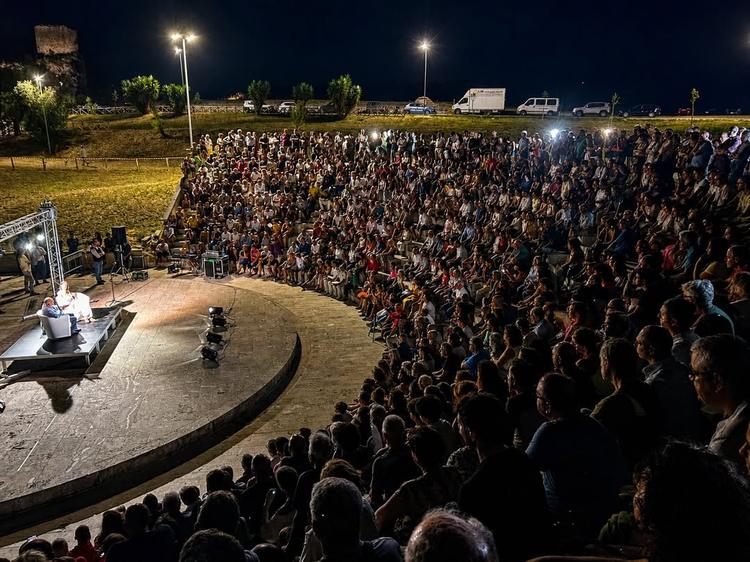 Ieri sera il Teatro Torre Marrana ha offerto un’immagine che vale più di tante parole: una platea gremita, attenta, part...