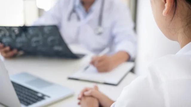 Entenda o direito trabalhista de faltar até três dias no ano para fazer exames