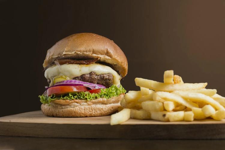 Funcionário que só recebia fast food como refeição enquanto trabalhava em rede de lanchonetes será indenizado, decide Justiça