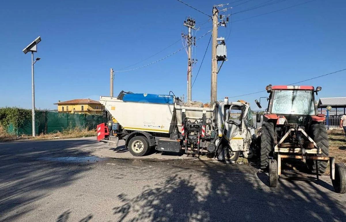 Trattore contro camion Sarim sulla SP30 a Eboli: illesi gli operatori