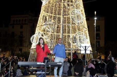L’Ajuntament de Girona dona el tret de sortida al Nadal amb l’encesa de llums i la inauguració del mercat de la plaça de la Independència