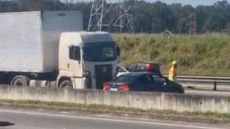 VÍDEO: Carreta arrasta carro por vários metros na Dutra, em São José dos Campos