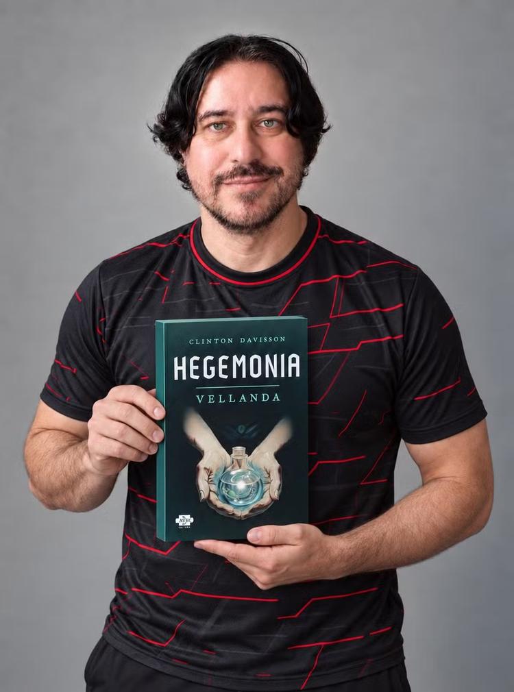 Aluno autista da UFJF transforma brincadeira de infância em livro sobre neurodivergência na Bienal de SP