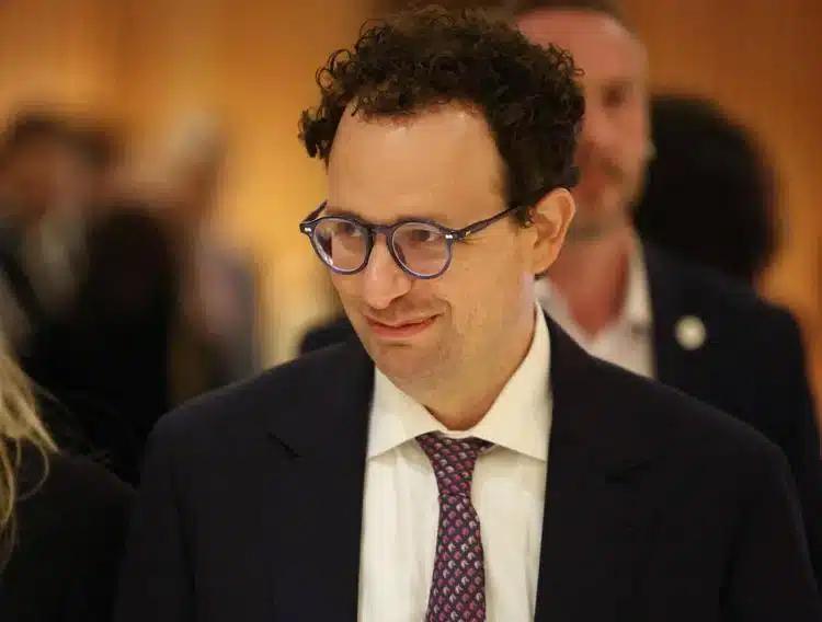 Intelligenza artificiale, l’allarme del Ceo di Anthropic Amodei: “Entro 6-12 mesi potrebbe controllare Internet, serve rallentare lo sviluppo”