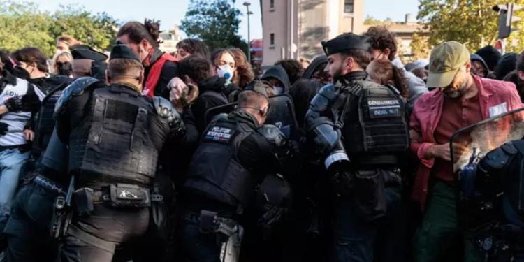 Studenti in piazza, scontri a Parigi e Strasburgo. Trump: "E' colpa dell'Islam"