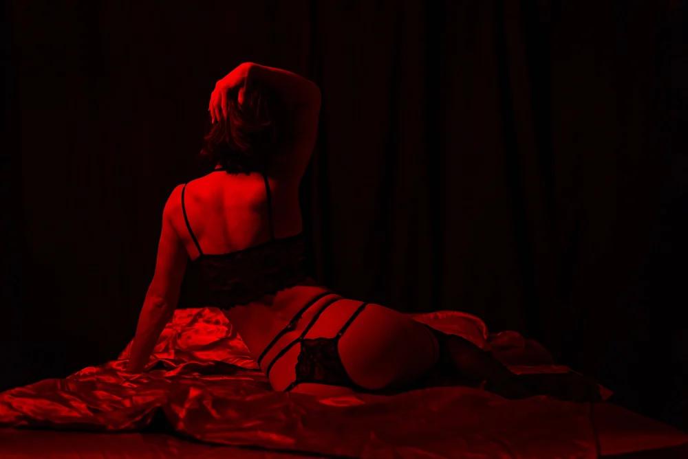Battipaglia, blitz della Polizia Locale nel rione Sant’Anna: scoperta una casa di prostituzione in un finto ufficio