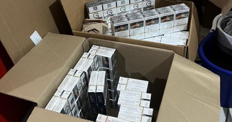 Mais de 300 maços de cigarros contrabandeados são apreendidos em conveniência de Itajaí
