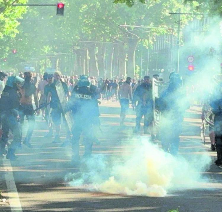Torino-Juventus, chiesti i domiciliari per un agente: “Lacrimogeno ad altezza uomo”