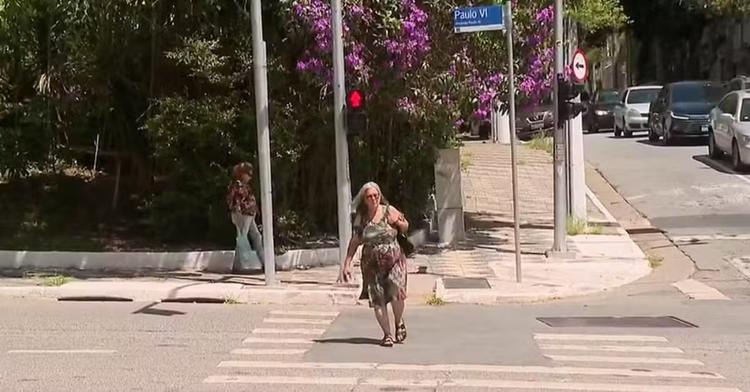 Semáforo inteligente desenvolvido pela USP ajusta tempo de travessia de pedestres e é testado há um ano