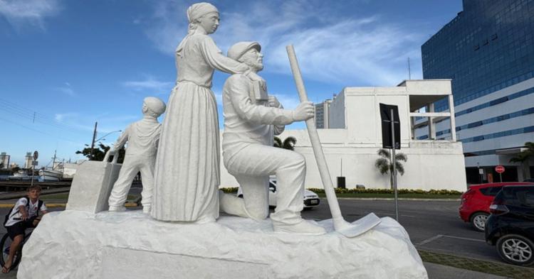 Carreta da Alegria danifica monumento dos 150 anos da imigração italiana em Itajaí