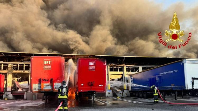 Milano, maxi rogo alla BRT. Un dipendente: "Il pacco era caldo, ha preso fuoco ed è scoppiato"