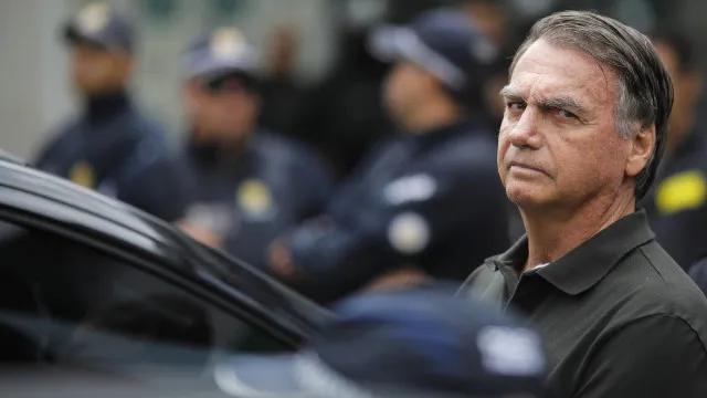 Bolsonaro tem boa evolução após cirurgia e seguirá internado, diz boletim médico