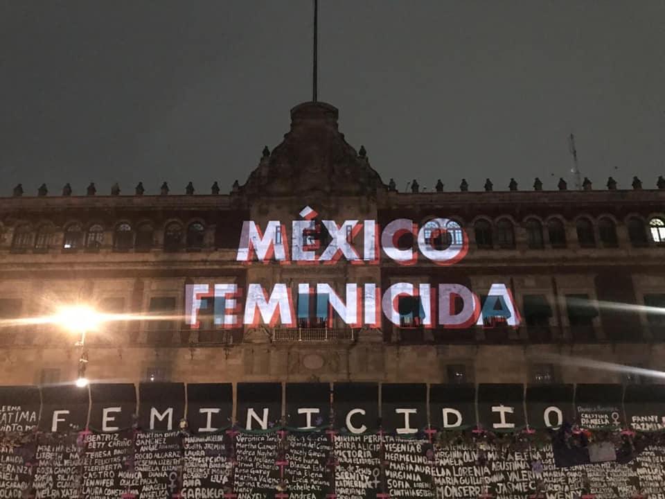 Proyectan consignas feministas en Palacio