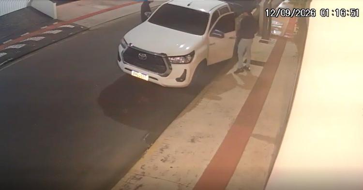 Vídeo: câmeras registram dois homens furtando Hilux no Centro de Balneário Camboriú