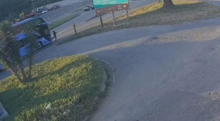 Pedestre tenta atravessar BR-040, não vê ônibus e é atingido em cheio; VÍDEO