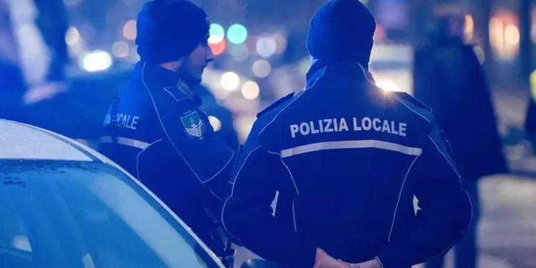 Milano, agente della Polizia locale muore durante un inseguimento: caccia al pirata della strada. Imprezzabile era siciliano