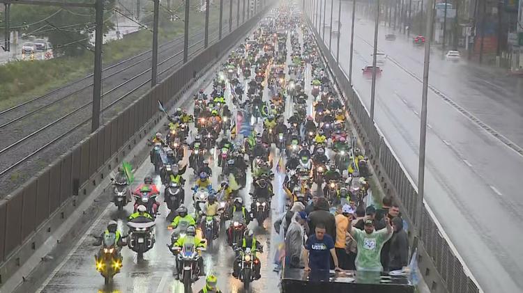Apoiadores de Flávio Bolsonaro percorrem Porto Alegre em motociata neste sábado