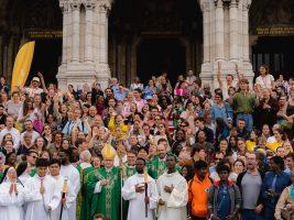 Francia: 2.500 giovani a Parigi per il Festival “Santos”, attesa e entusiasmo per la visita di Papa Leone
