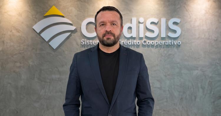 A segurança digital começa muito antes do clique – Adailtom Alves da Silva é Diretor de Tecnologia do Sistema CrediSIS