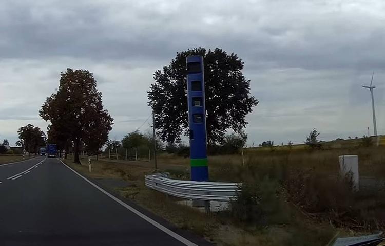 Le strane colonne blu lungo le autostrade che inquietano gli automobilisti: ecco cosa sono